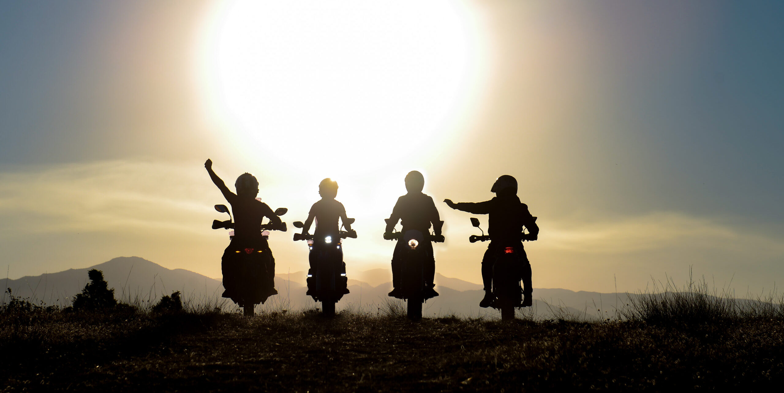 Spectacular,Cruise,And,Sunrise,Views,With,Crowded,Motorcycle,Team
